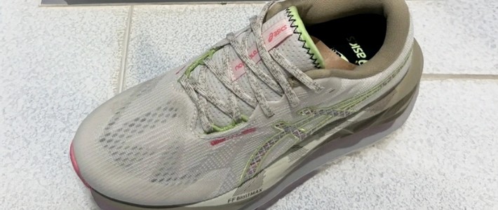 Asics NOVABLAST 5 TR 跑步鞋：软弹舒适，稳定支撑