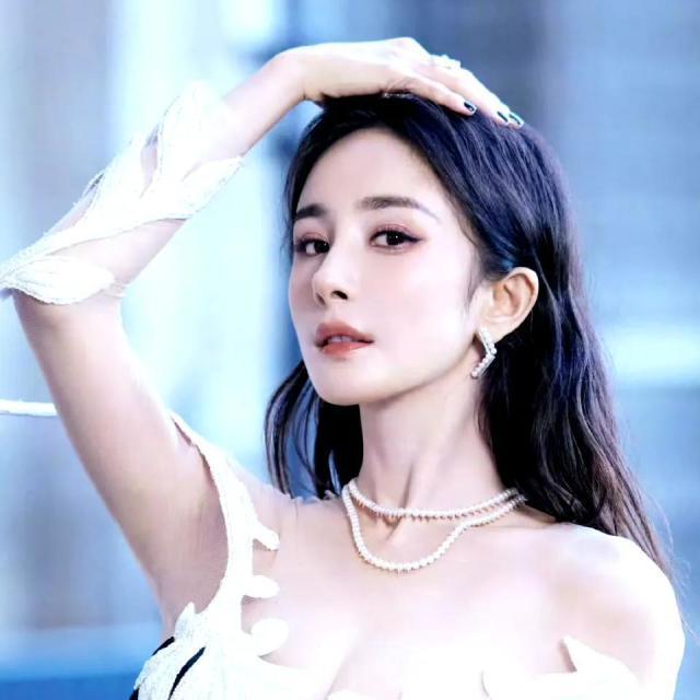 杨幂身着黑色修身蕾丝长裙，大显身材曲线，珍珠链加成美到开挂