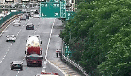手机遗落高速服务区 两人竟在应急车道逆向行走