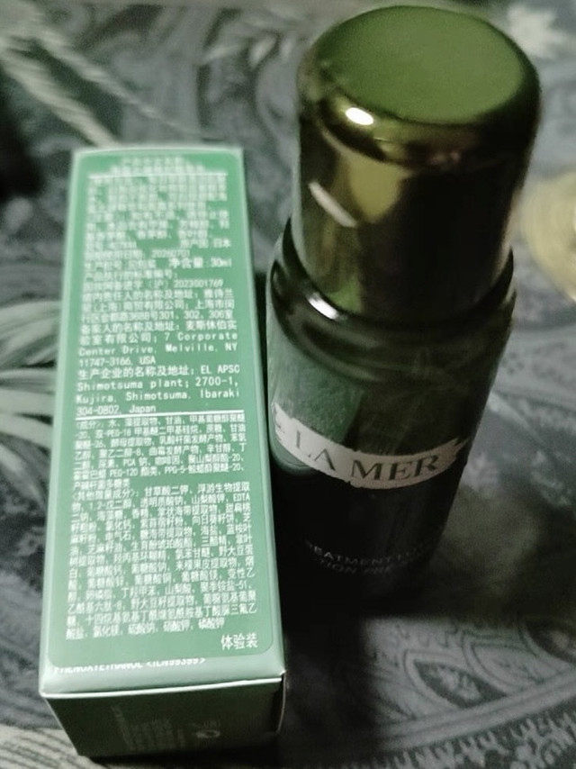 海蓝之谜精粹水让我秒变‘水光肌’，这瓶贵妇水真的值！