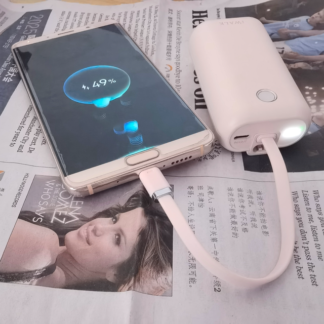 日常通勤出差游玩电量告急怎么办？iWALK 迷你自带线充电宝解烦忧
