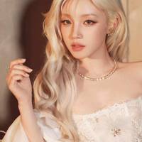 宋雨琦金卷发解锁时空美学密码！文艺复兴柔焦化身行走油画定义Z世代审美