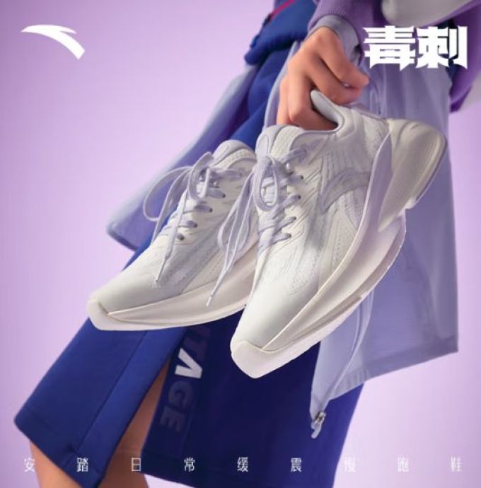 安踏跑鞋