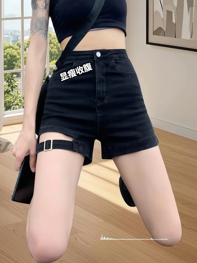 姐妹们!2025夏季必入!这条黑色高腰牛仔短裤,用实力诠释什么是显瘦天花板!高腰A字版型巧妙收紧腰腹赘肉,立体剪裁完美包裹臀胯,梨形身材秒变超模比例!机能风元素点缀,金属扣、多口袋设计,又A又飒,辣妹