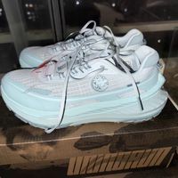 李宁的卢V2天青:户外鞋履的性能美学