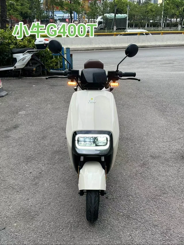 小牛G400T.极品稀有二手车
高端小牛G400T
已上牌，证件齐全！
新国标车，不报废
72付23安黑金刚电池，全球定位，博士电机，前后碟刹，动力可以，带APP可过户！有钥匙芯片，NFC刷卡，刷手机