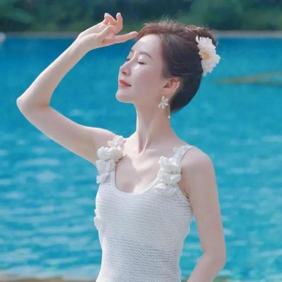 舒畅一袭白色钩花长裙，身段婀娜多姿，腰臀比更是惊艳