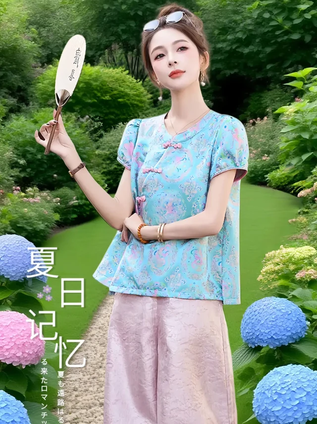 新中式美学简直被这套穿搭狠狠拿捏！提花面料自带水墨画卷般的古韵肌理，盘扣设计以细腻针脚复刻东方雅致情怀，改良旗袍上衣搭配垂坠阔腿裤，让复古风骨与现代剪裁碰撞出时髦火花。透气亲肤的面料特别适合夏日穿着，