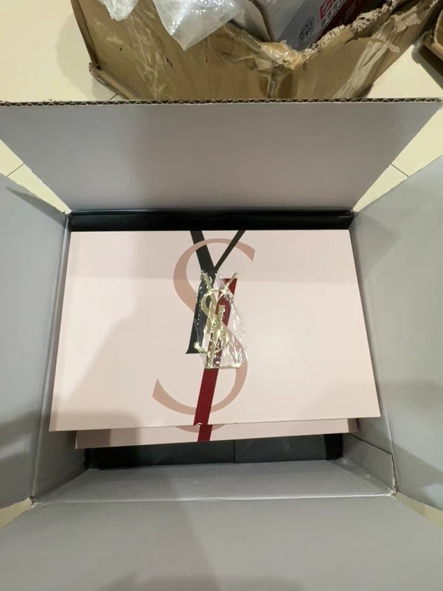 YSL化妆品套装：奢华美妆之选