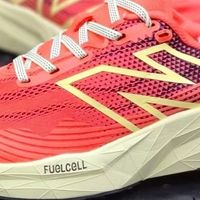 越野跑鞋：New Balance NB FuelCell Venym