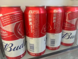 百威红罐：经典传承与清爽口感