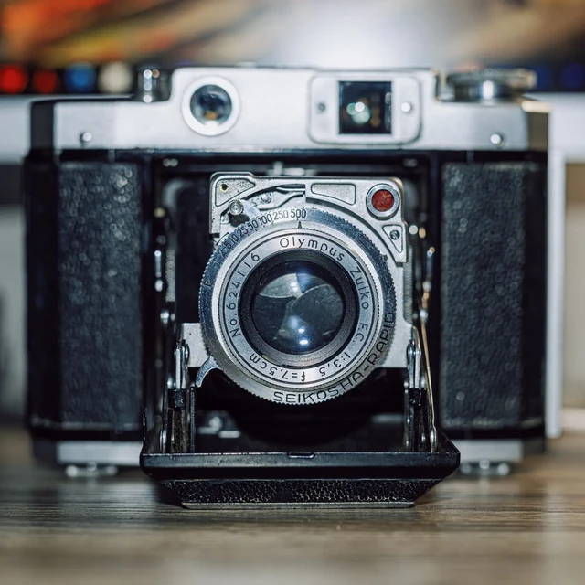 玛米亚6 IV （1947-1953）1. **快门系统**  
   - **Seiko快速快门**：6 IV型首次采用日本精工（Seiko）制造的Rapid快门，支持B门和1/500秒的高速快门。