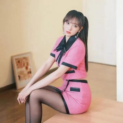 程潇粉女郎装 + 黑丝，​​又甜又酷又性感，这穿搭太迷人了！