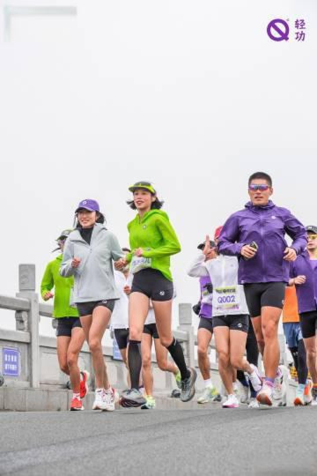轻功跑步服饰技术突破实测：导汗大师背心对决耐克，遮阳帽2.0优缺全解析