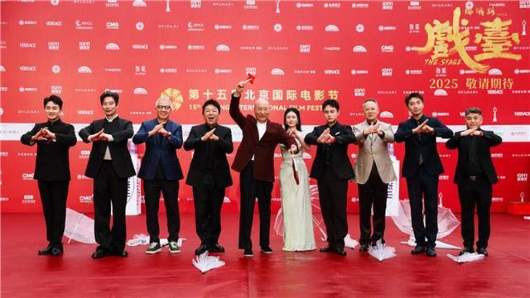 陈佩斯《戏台》十年淬炼:真跪真摔诠释艺者风骨,笑中藏泪叩问时代担当