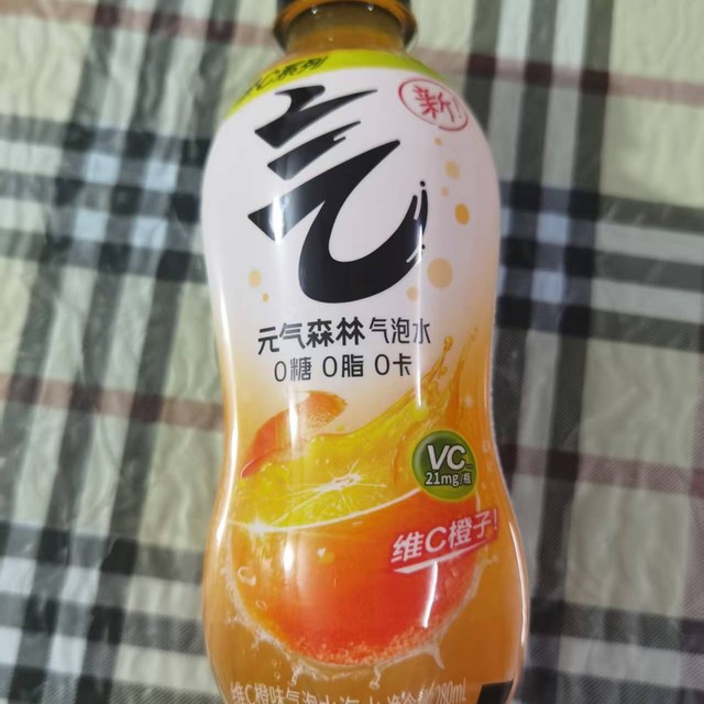 元気森林维 C 橙味苏打气泡水，橙意满满的轻盈沁爽！