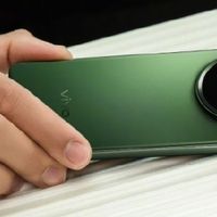 vivo X Fold5三个配色青松、明白、钛度，感觉最好看的还是青松
