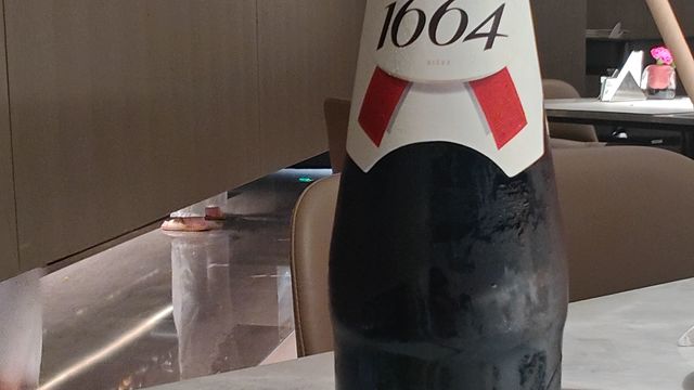 换个口味，尝尝有点甜的1664小麦啤酒