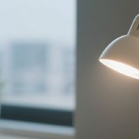 办公室养生神器：护眼灯与按摩器