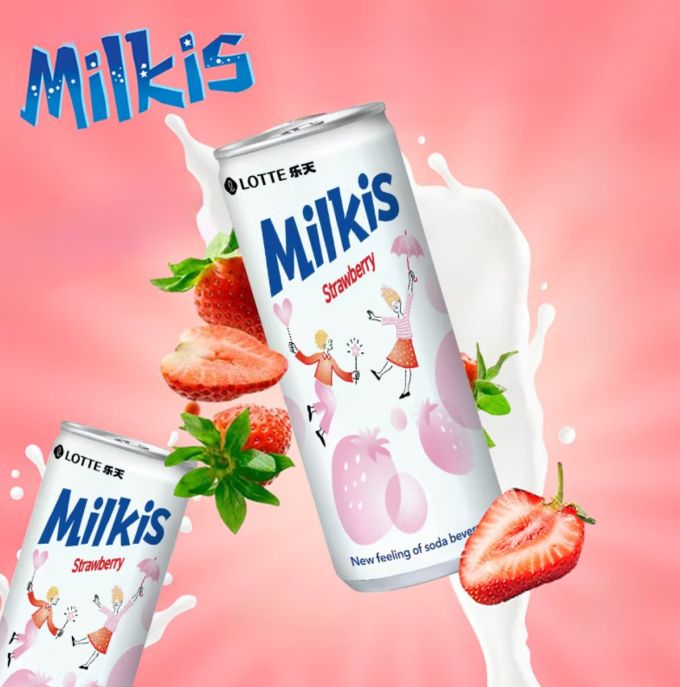 草莓味碳酸饮料的包装看着就清爽,细长的玻璃瓶身印着淡粉色草莓图案