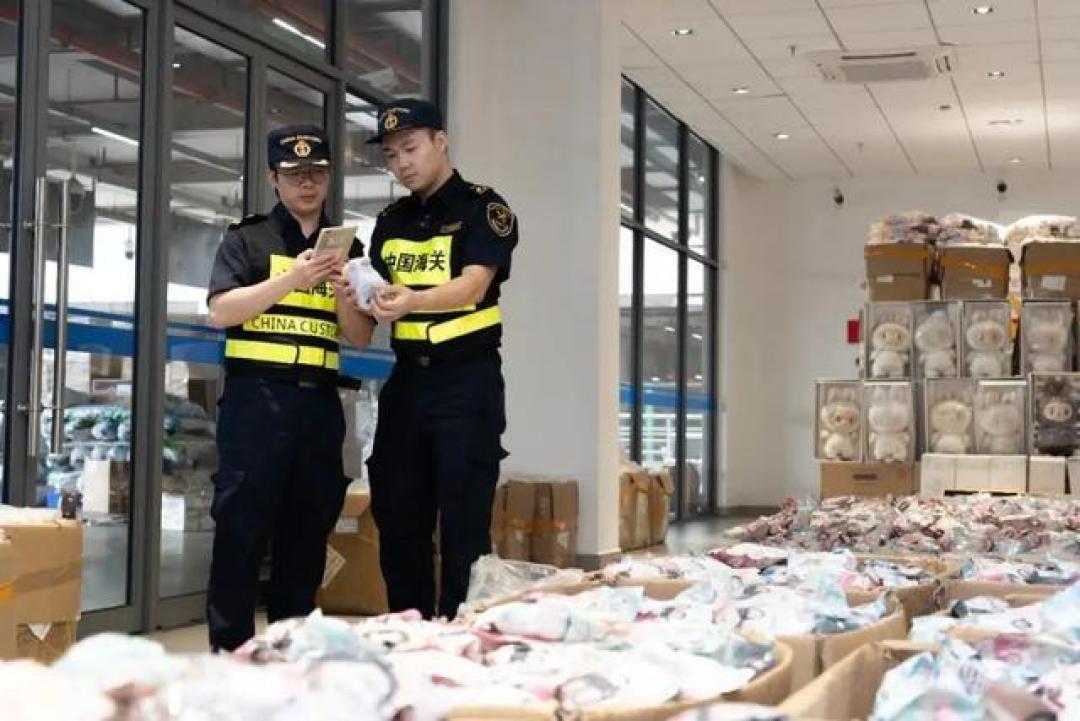 北京海关截获近万假LABUBU潮玩,AI审图破近年最大侵权走私案