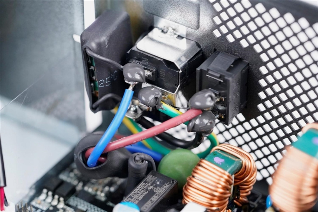 鑫谷数智金牌DM-850G电源评测：双MCU芯片加量不加价！12V输出平稳极限负载超1000W