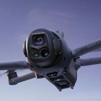 大疆Mavic 4 Pro三电畅飞套装：航拍界的“灭霸手套”值不值？