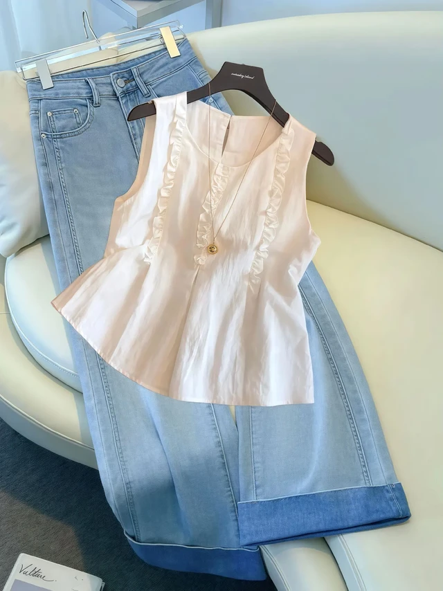 救命！这件白T恤直接美到心巴上✨2025夏季单品必须锁死它！立体剪裁勾勒超绝显瘦线条，不规则花边领口自带慵懒氛围感，一整个拿捏纯欲天花板～无袖设计露出纤细手臂，后背心机镂空细节直接惊艳全场，走路带风的