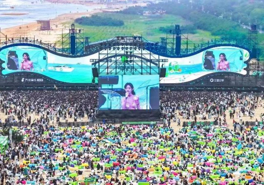 海边音浪引爆日照!潘玮柏大张伟沙滩狂欢,98元音乐节竟撬动500万文旅流量