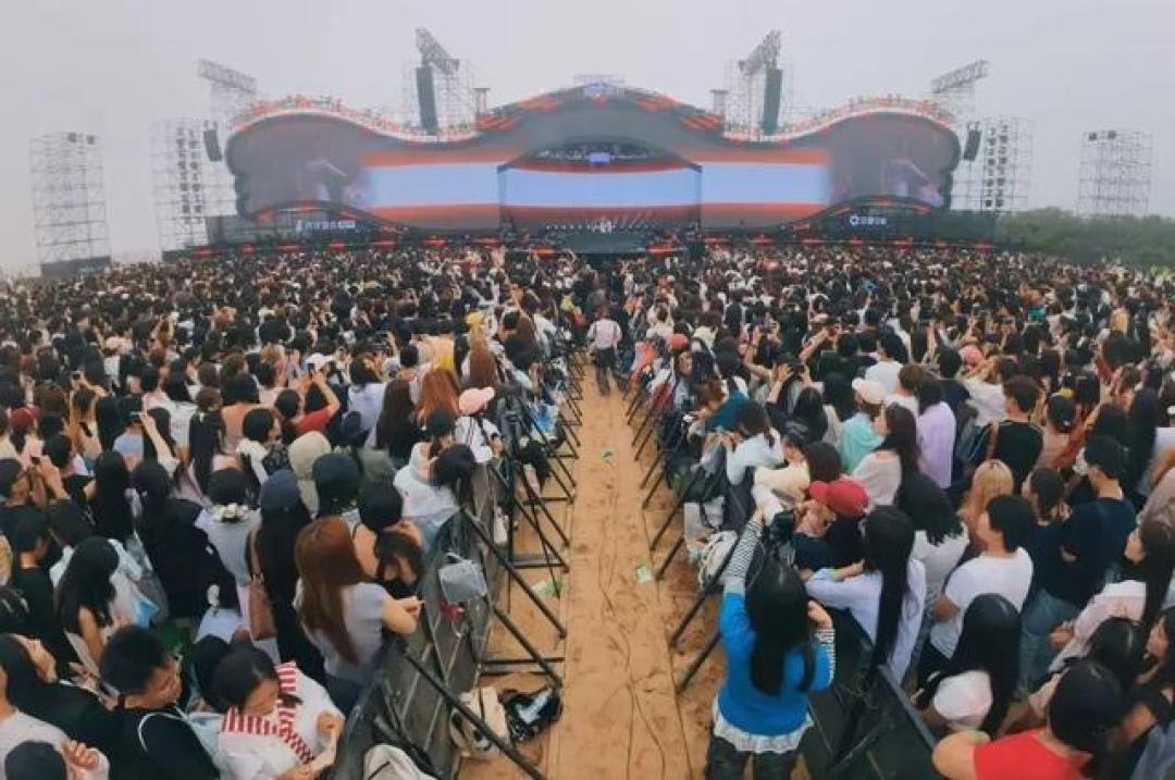 海边音浪引爆日照!潘玮柏大张伟沙滩狂欢,98元音乐节竟撬动500万文旅流量