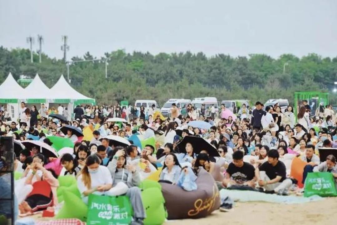 海边音浪引爆日照!潘玮柏大张伟沙滩狂欢,98元音乐节竟撬动500万文旅流量