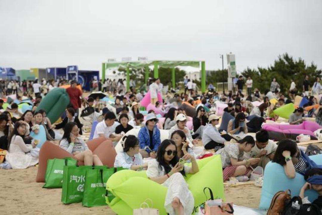 海边音浪引爆日照!潘玮柏大张伟沙滩狂欢,98元音乐节竟撬动500万文旅流量