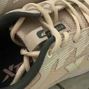 好货运动特步跑步鞋：轻盈透气设计