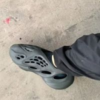 一上脚就不想脱！Yeezy椰子拖鞋真的太舒服了！