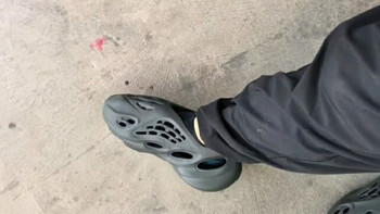 一上脚就不想脱！Yeezy椰子拖鞋真的太舒服了！