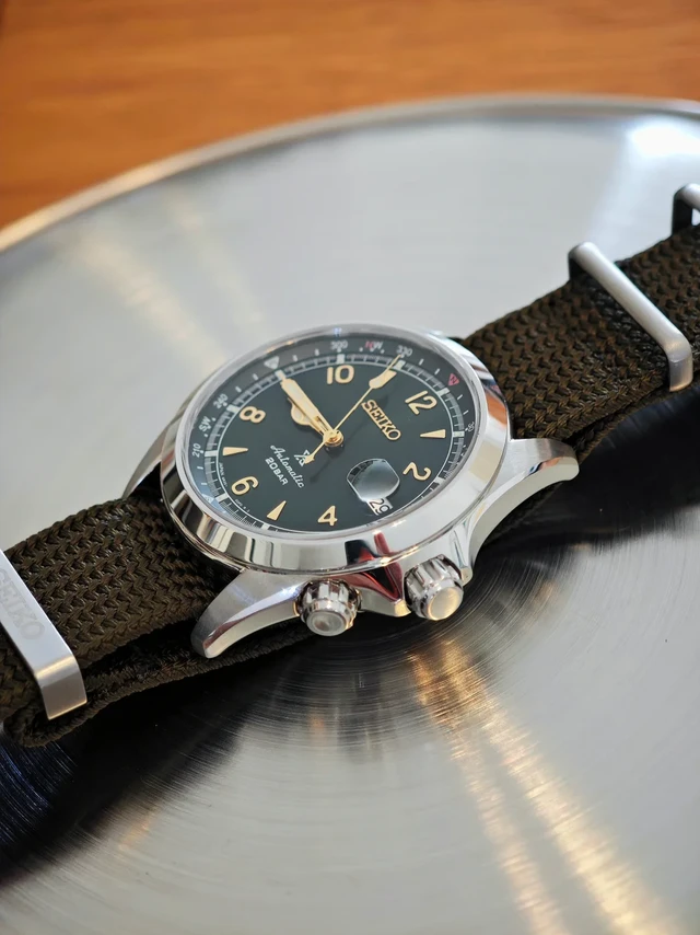 十三说表：今天说说我特喜欢的👉精工登山者/登山家（Seiko Alpinist）
一、历史背景与定位
精工登山家系列腕表起源于 1959-1960 年代，专为日本登山爱好者设计，强调耐用性与户外功能性