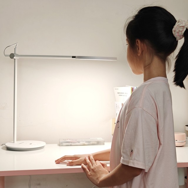 护眼台灯哪家强？书客L1护眼台灯或是百元级天花板！