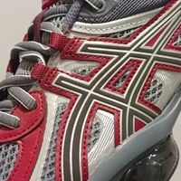 Asics GEL-Quantum Kinetic 跑步鞋：复古与舒适的邂逅