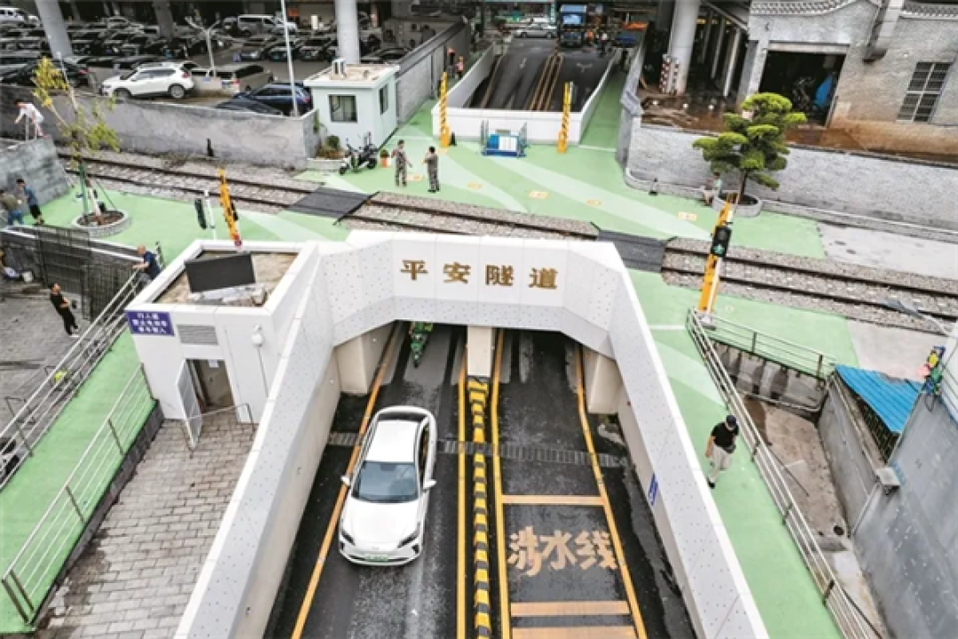 广州网红隧道升级成功 30年驾龄老司机:再也不用担心剐蹭