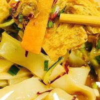 🌞 炎炎夏日，办公室里的清爽凉皮午餐 🍜