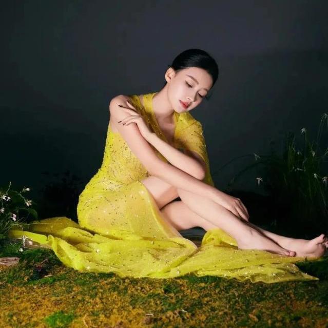 孙怡一袭亮黄色开叉纱裙，单肩设计的薄纱飘逸如仙气，优雅迷人