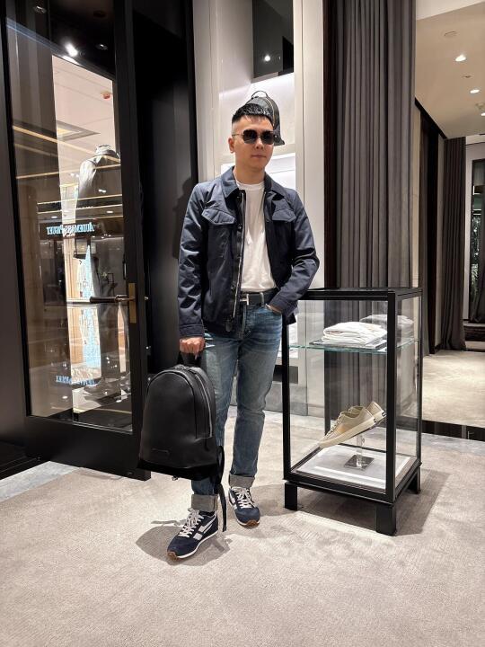 Theme : "Blue to Blue"
是次概念用上cotton silk面料的海军蓝军用外套款式为蓝本，配以可不同穿搭模式的拉链和钮扣。
而洗水修身经典牛仔裤，用上稀有的布边布(redline