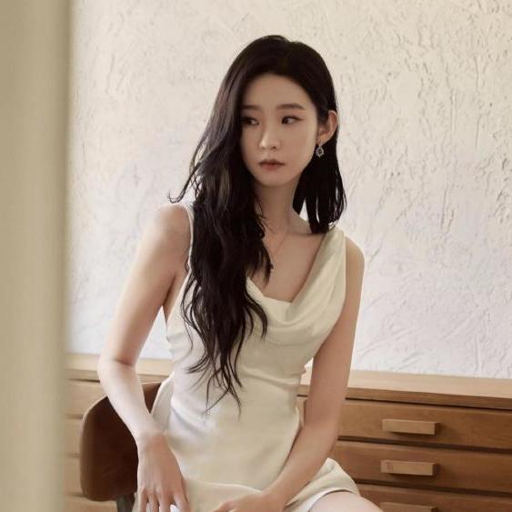 张艺凡一袭白色无袖连衣裙，满屏的大长腿，好美呀！