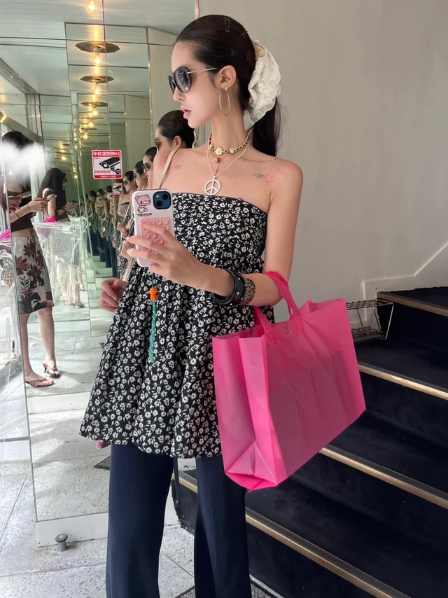 戴上墨镜就开始演假装自己是明星的戏码