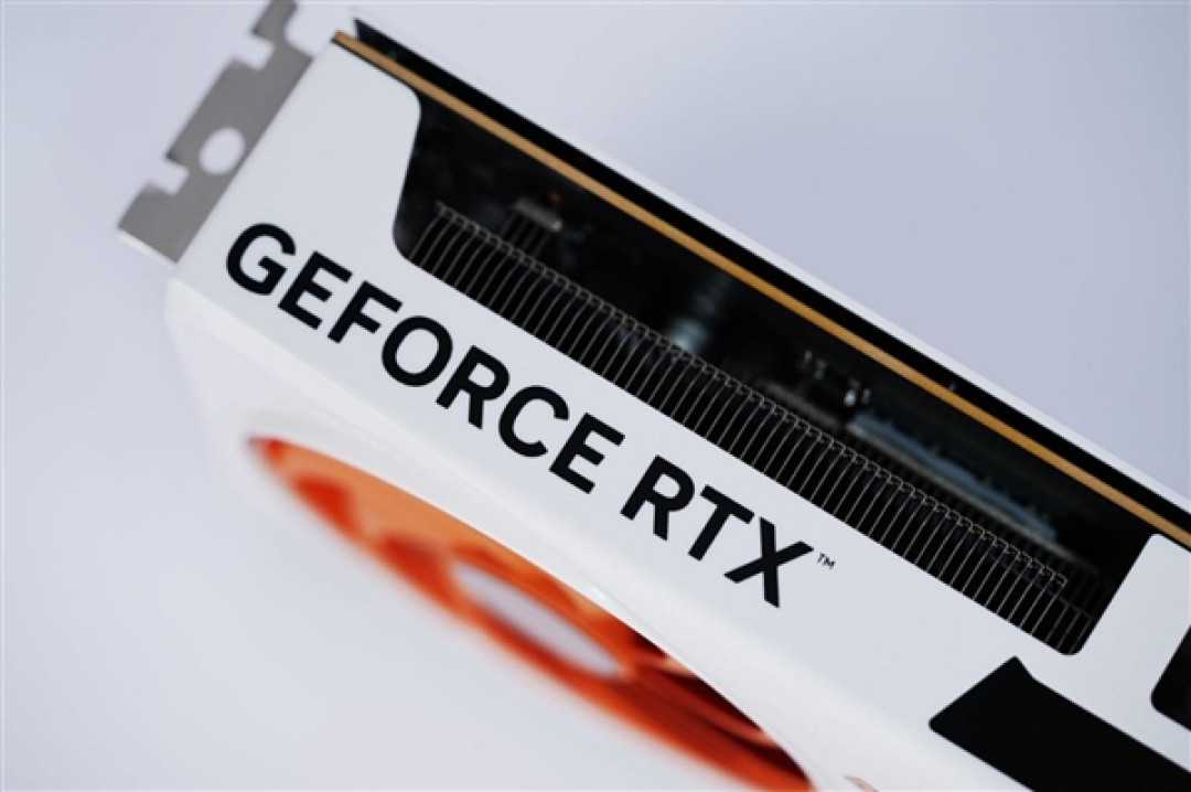 橘白小清新!七彩虹COLORFIRE RTX 5050 MEOW橘影橙DUO OC图赏