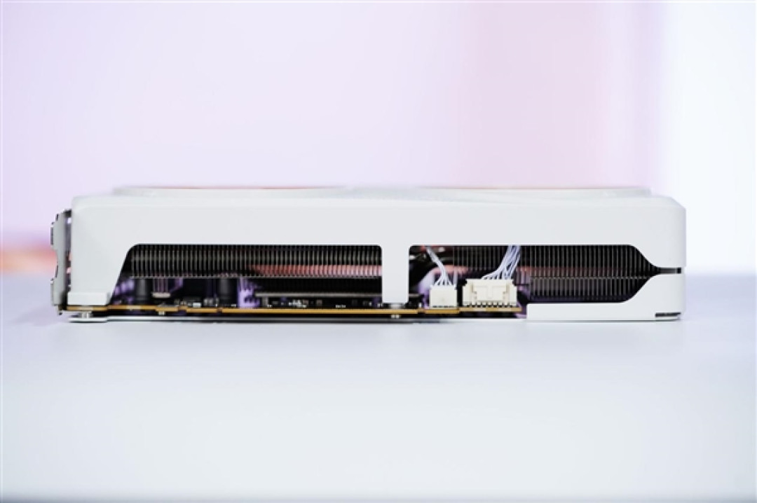 橘白小清新!七彩虹COLORFIRE RTX 5050 MEOW橘影橙DUO OC图赏