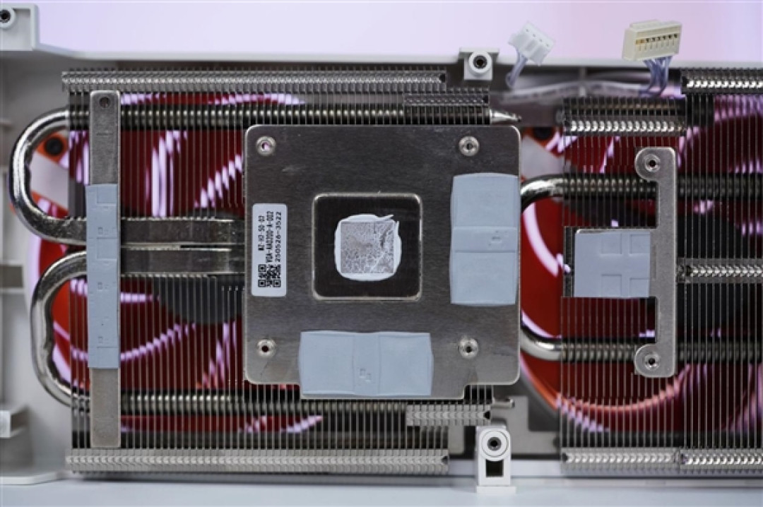 橘白小清新!七彩虹COLORFIRE RTX 5050 MEOW橘影橙DUO OC图赏