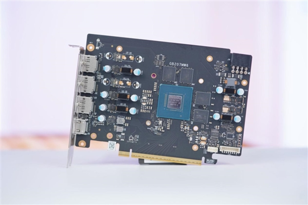 橘白小清新!七彩虹COLORFIRE RTX 5050 MEOW橘影橙DUO OC图赏