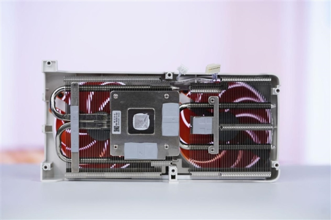 橘白小清新!七彩虹COLORFIRE RTX 5050 MEOW橘影橙DUO OC图赏