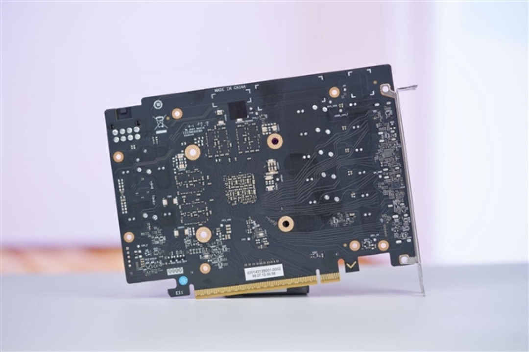 橘白小清新!七彩虹COLORFIRE RTX 5050 MEOW橘影橙DUO OC图赏